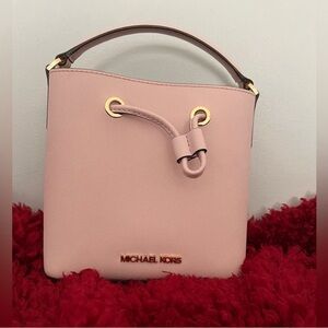 Michael Kors Suri Small Bucket Crossbody bag